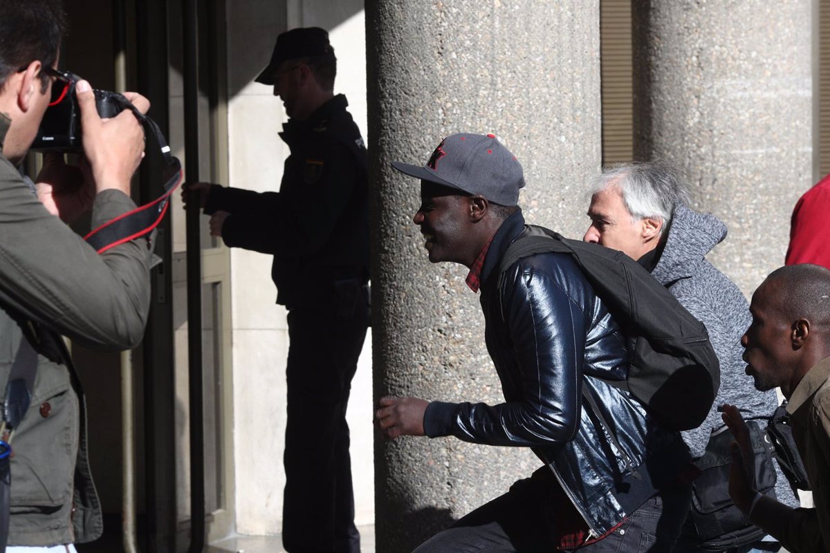 El portavoz de los manteros, al banquillo por los tuits contra la Policía a raíz de la muerte de Mame Mbaye en Lavapiés