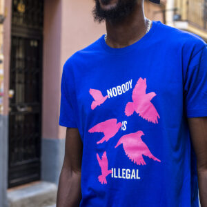 Camiseta Nobody is Illegal azul