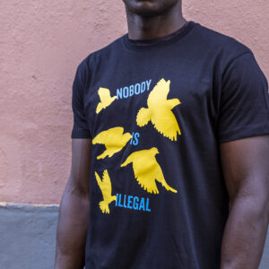 Camiseta Nobody is Illegal negra