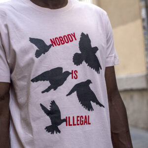 Camiseta Nobody is Illegal rosa